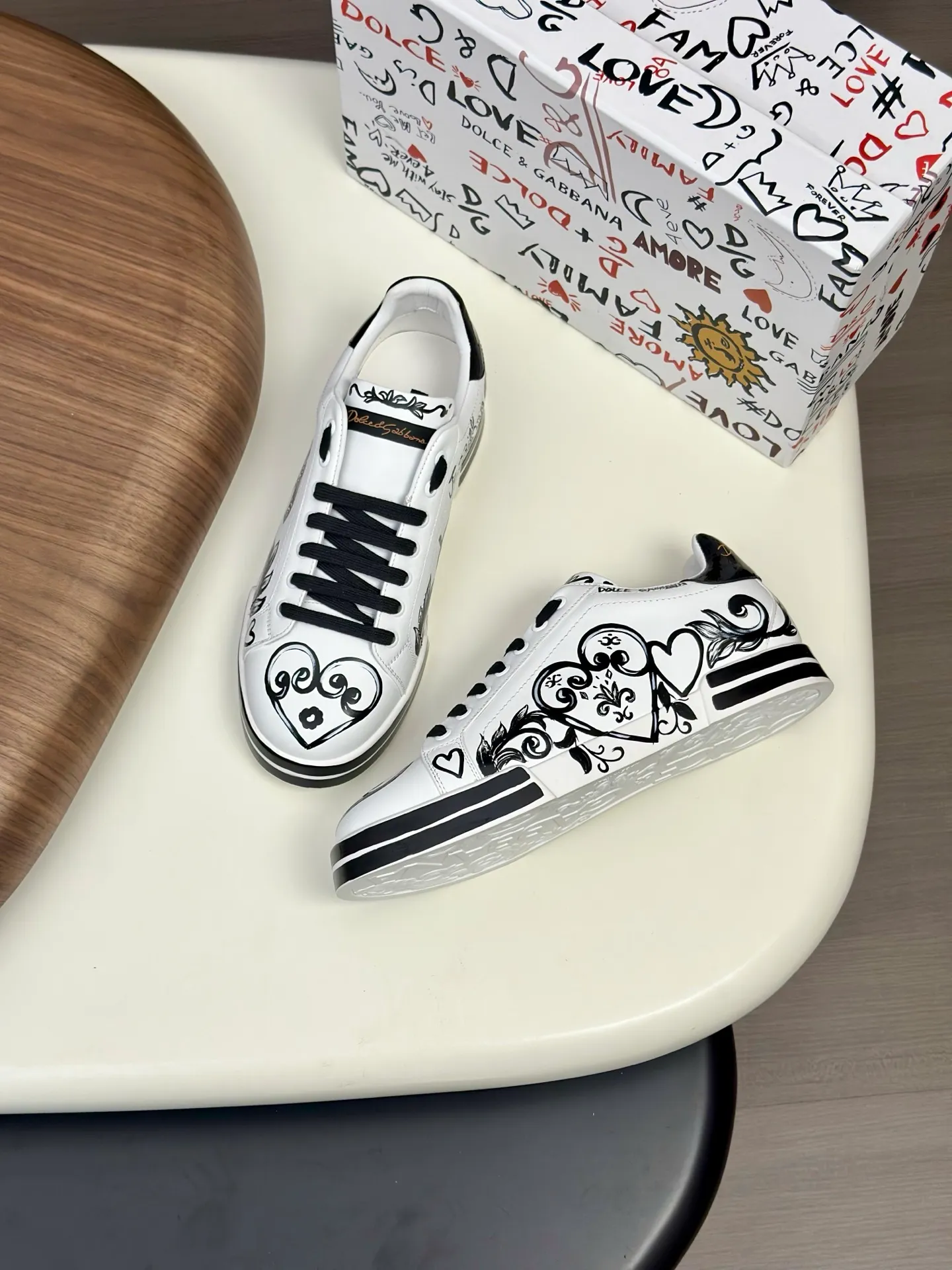 New product 💰900 DG Dolce & Gabbana men's shoes 💰ortofino graffiti calfskin sneakers ♞size; 39~44 (customized 38.45.46) Iconic men's shoes 💰ortofino series of sneakers, classic and timeless style, now presented with fashionable details. The calfskin engraved DG logo is a subtle finishing touch. Men's shoes💰ortofino calfskin sneakers: